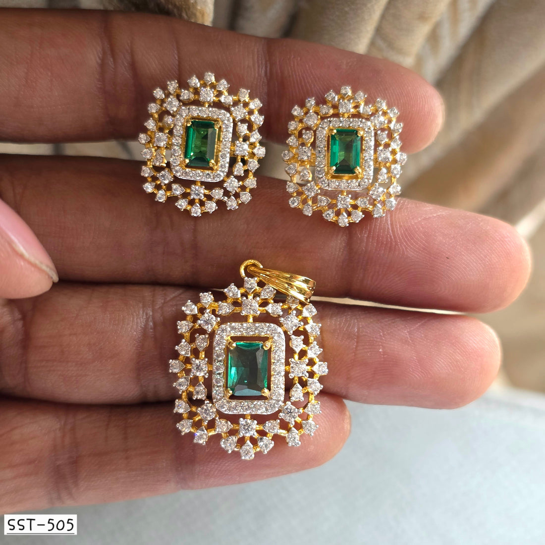 Iniya Pendant And Earrings
