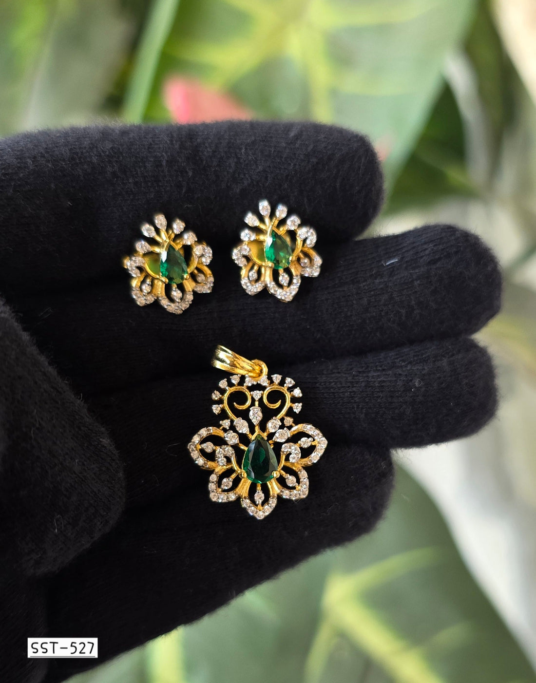 Siriya Emerald Radiance Pendant And Earrings Set