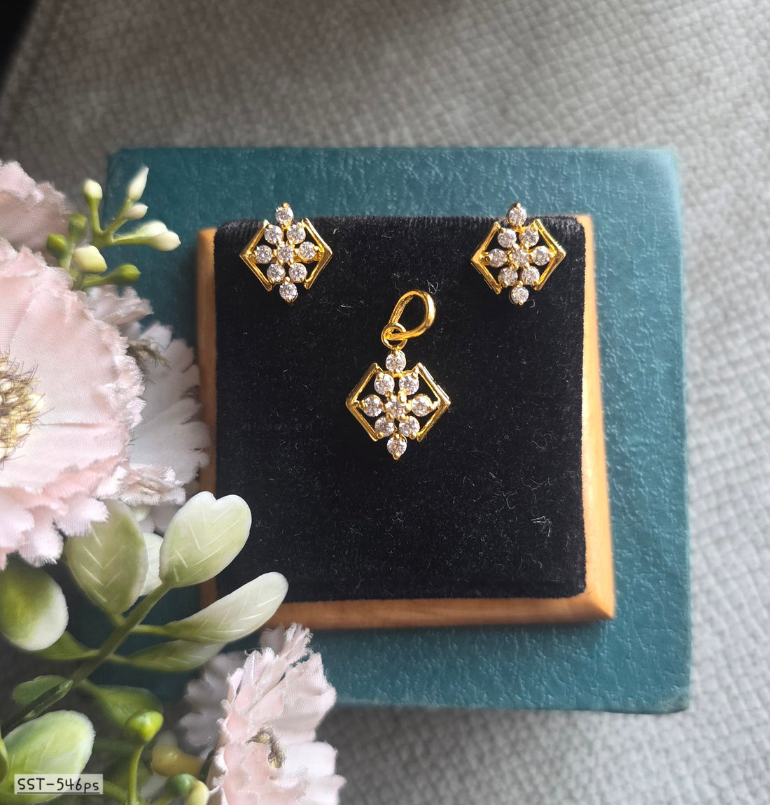 Dvija Pendant Earrings Set