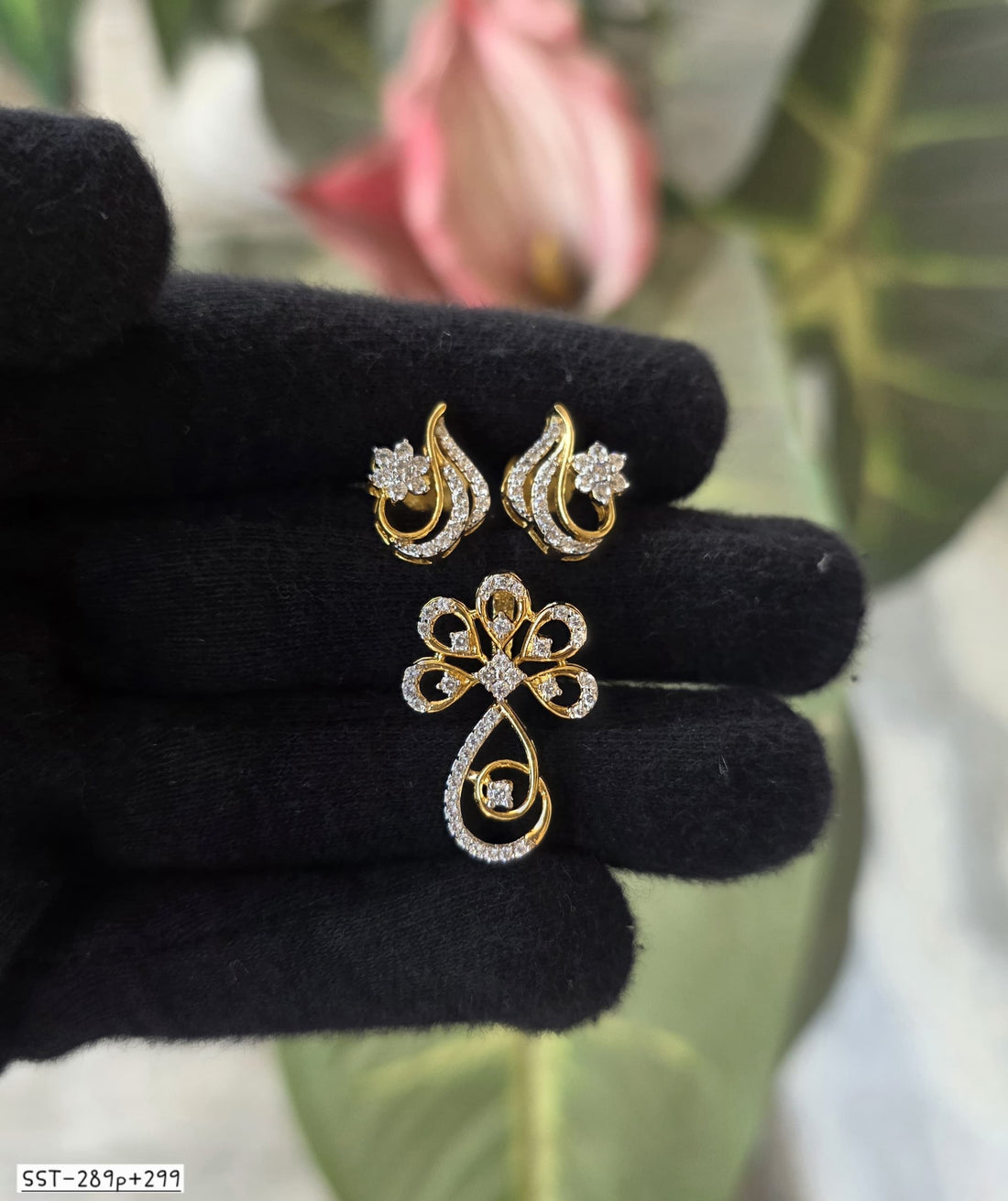 Sharvari Pendent And Earrings Set