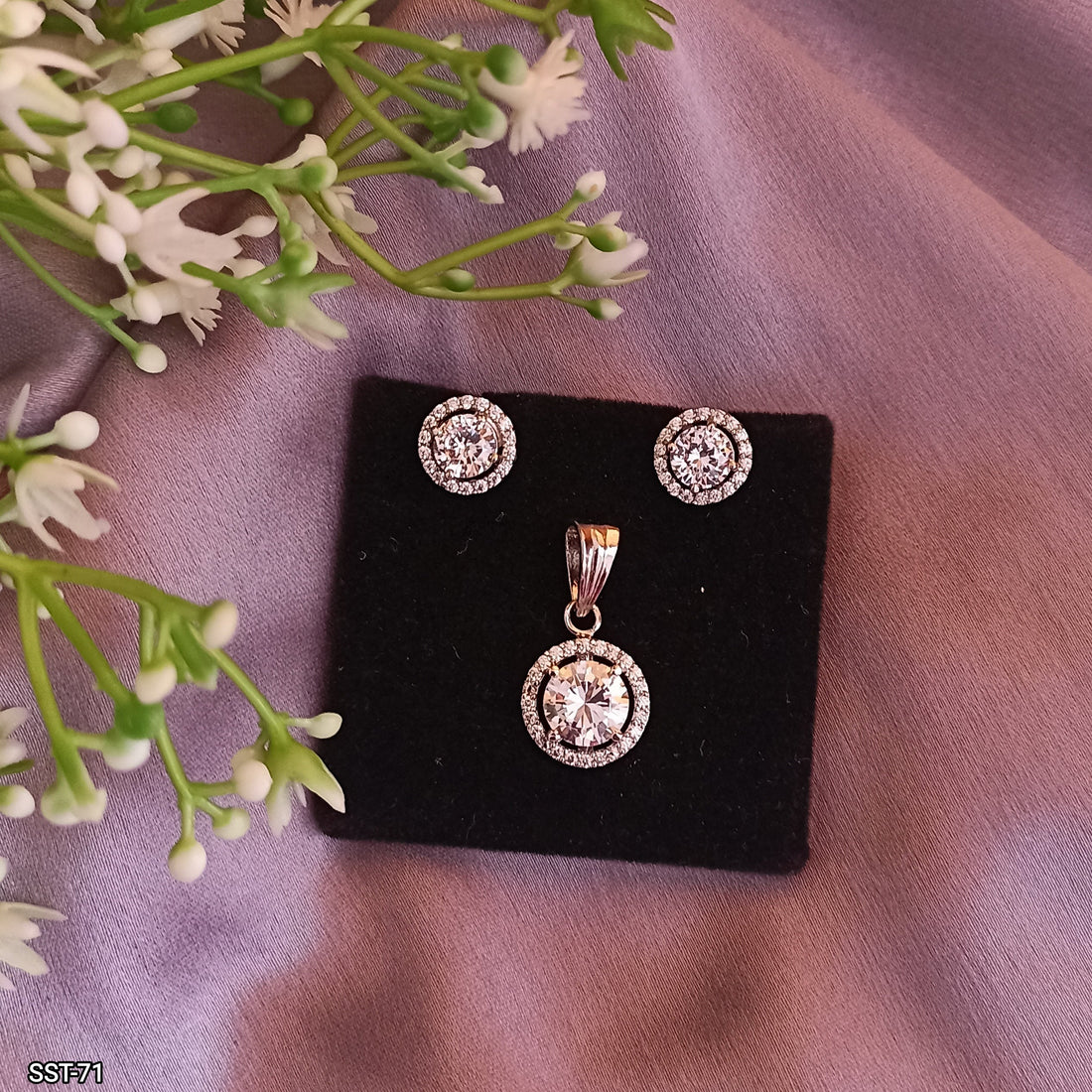 HALO DIAMOND PENDANT & EARRINGS SET
