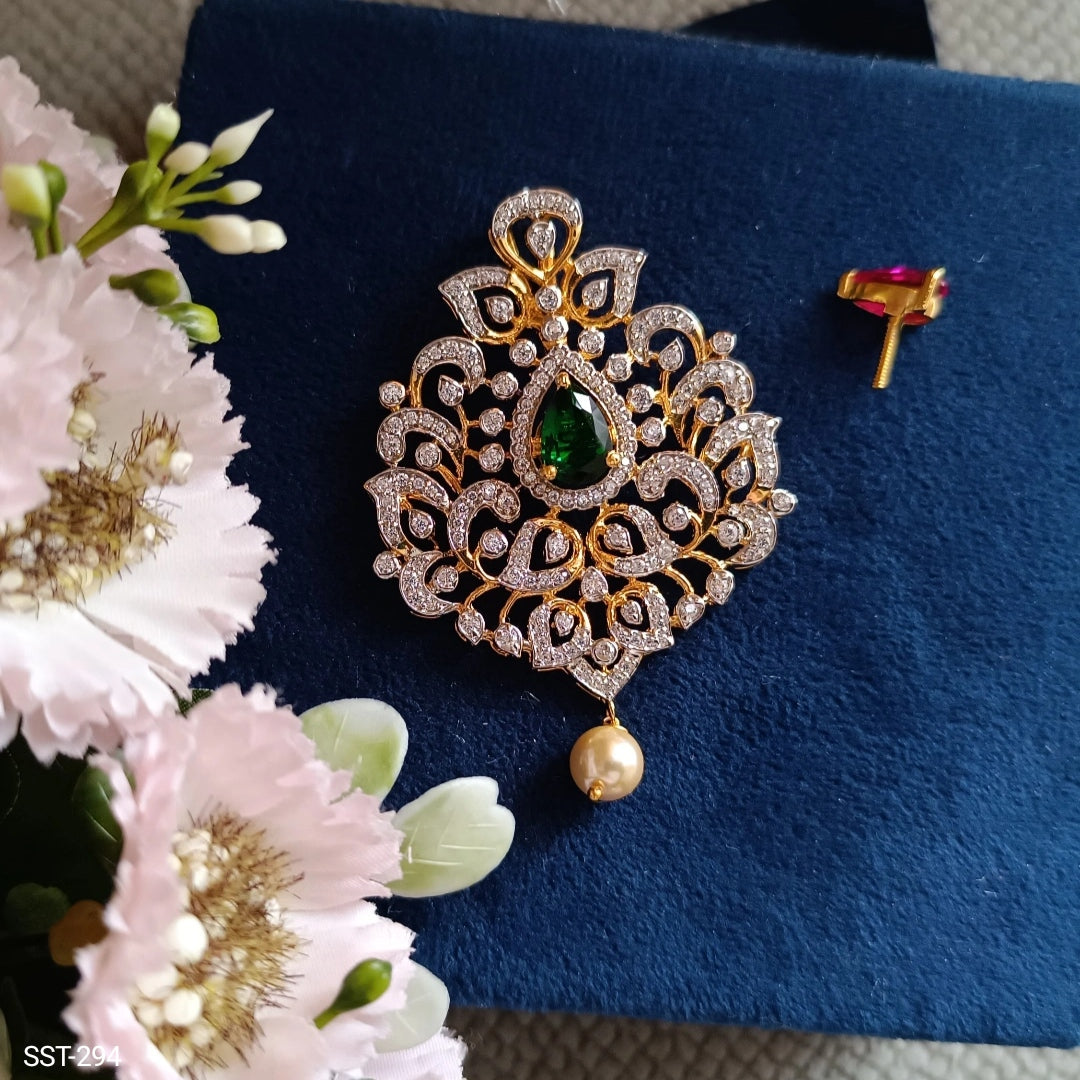 Arunika Emerald And Pearl Locket