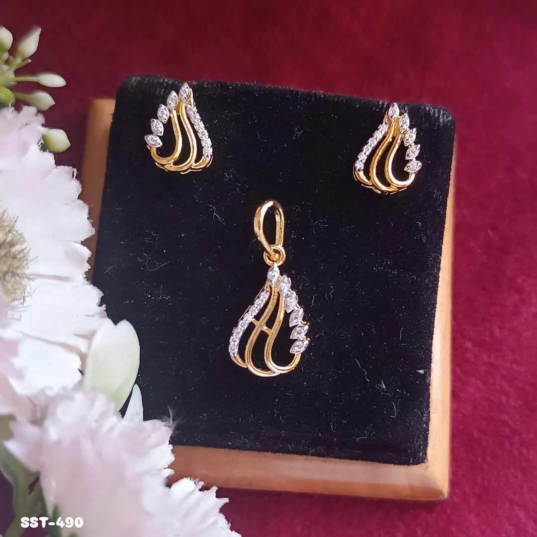 Raahi Leaf Pendent And Earring Set